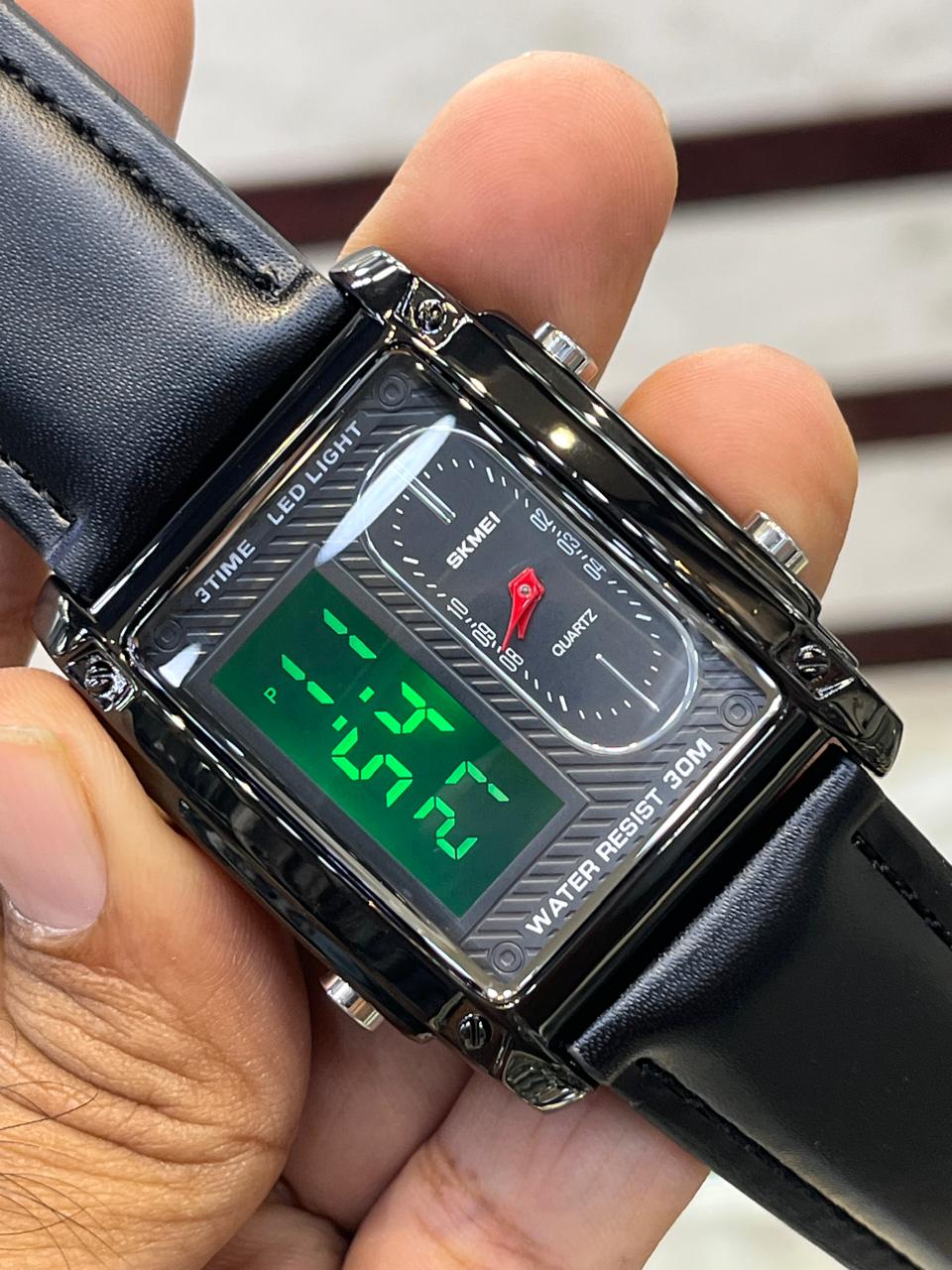 DOUBLE TIME 
ANALOG
DIGITAL
LEATHER STRAP 
LIGHT 
ALARM
STOPWATCH
DAY DATE MONTH
WATER RESISTANT 30M