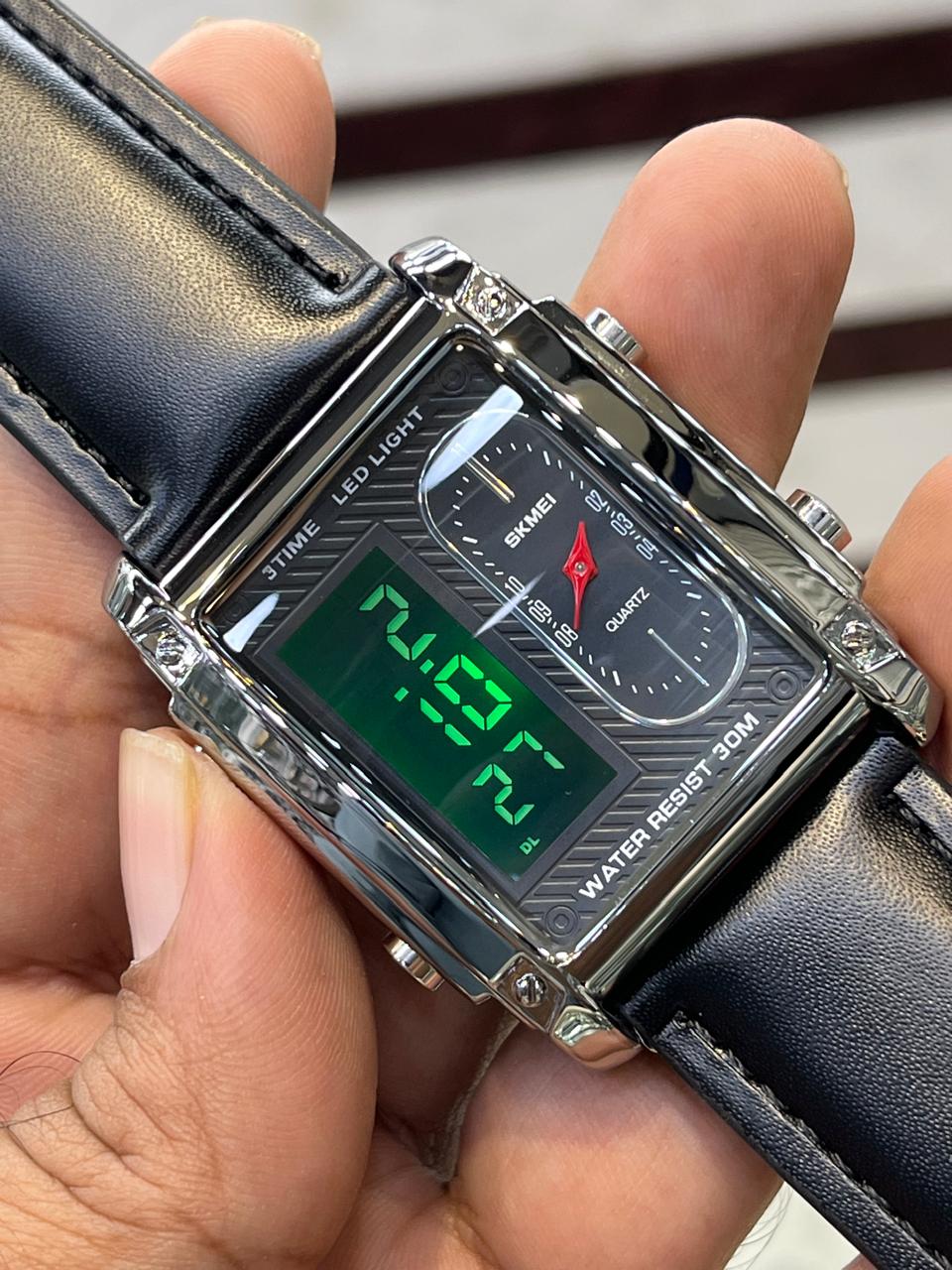 DOUBLE TIME 
ANALOG
DIGITAL
LEATHER STRAP 
LIGHT 
ALARM
STOPWATCH
DAY DATE MONTH
WATER RESISTANT 30M